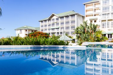 Otel yüzme havuzu 