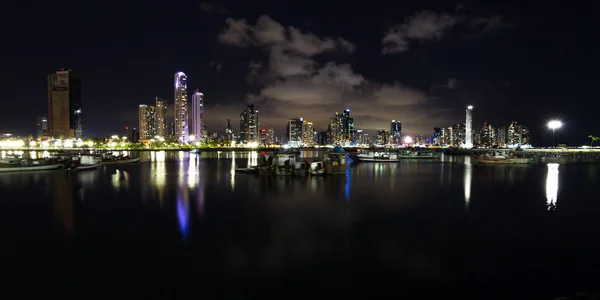 Падіння вночі в Панама Сіті, Панама — стокове фото