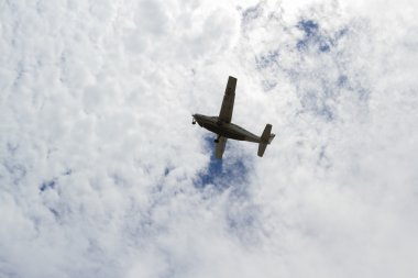 Orta havada küçük uçak 