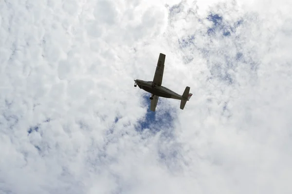 Small plane in mid air — Stock Photo, Image