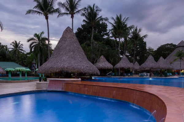 Hermosa piscina en el crepúsculo — Foto de Stock