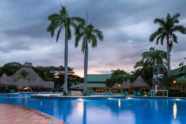 Hermosa piscina en el crepúsculo — Foto de Stock