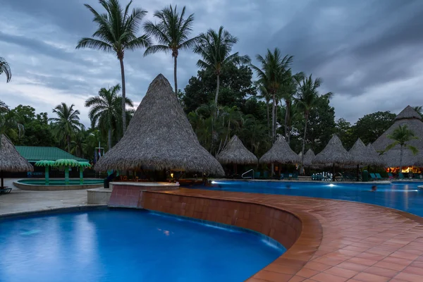 Hermosa piscina en el crepúsculo — Foto de Stock