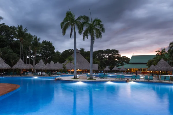 Hermosa piscina en el crepúsculo — Foto de Stock