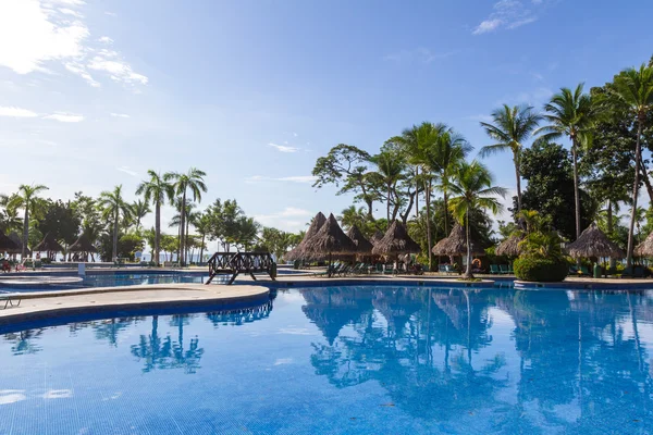 Härligt hotell med swimmingpool — Stockfoto