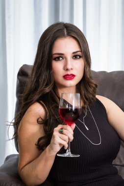 Baştan çıkarıcı esmer siyah elbise 