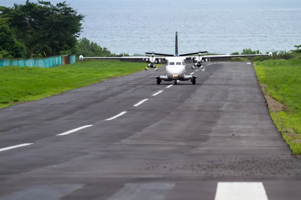 Plane landing on a small runway — Stock Photo, Image