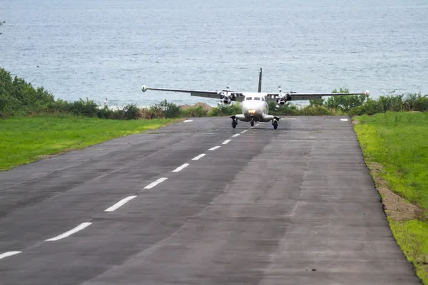 Plane landing on a small runway — Stock Photo, Image