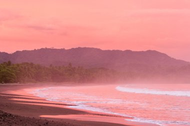 Sahilde gün batımı 