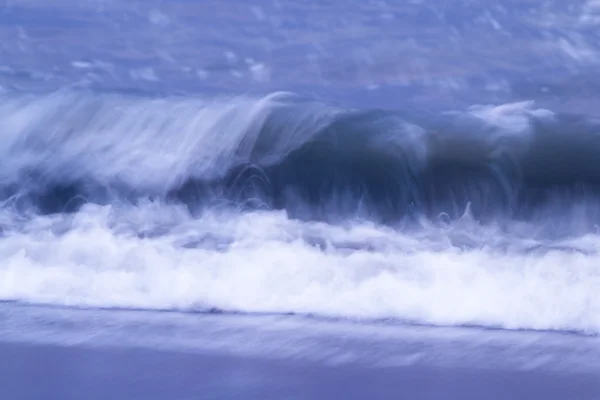 Crashing waves in the evening — Stock Photo, Image