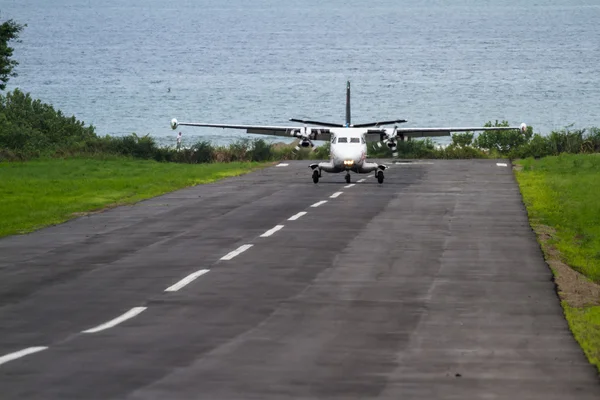 Plane landing on a small runway — Stock Photo, Image