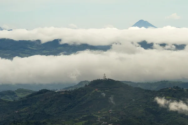 Volcan Arenal culminant à travers les nuages — Photo