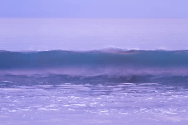 Rompiendo olas en la noche — Foto de Stock