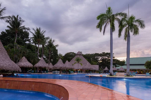 Hermosa piscina en el crepúsculo — Foto de Stock