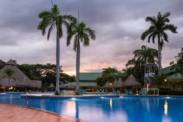 Hermosa piscina en el crepúsculo — Foto de Stock