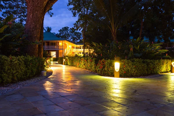 Tropický hotel v soumraku — Stock fotografie