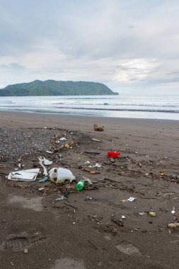 Kumsalda bir fırtınadan sonra çöp