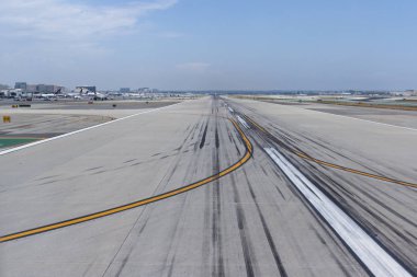 Lax uluslararası havaalanında uçaklar 
