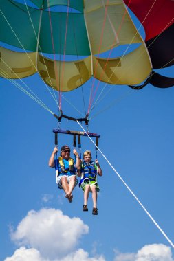 Paraşüt macera mavi gökyüzü ile