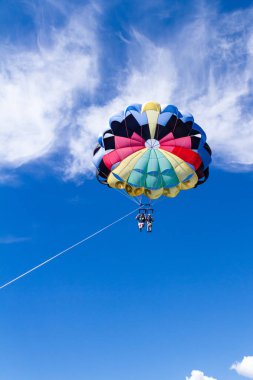 Paraşüt macera mavi gökyüzü ile