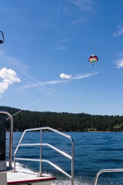 Parasailing adventure on the lake — Stock Photo, Image