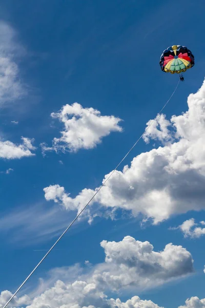 Парашютное приключение с голубым небом — стоковое фото