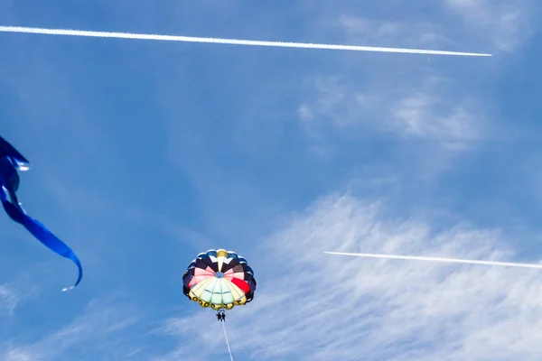 Paraşüt macera mavi gökyüzü ile — Stok fotoğraf