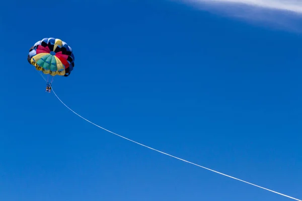 Parasailen avontuur met een blauwe hemel — Stockfoto