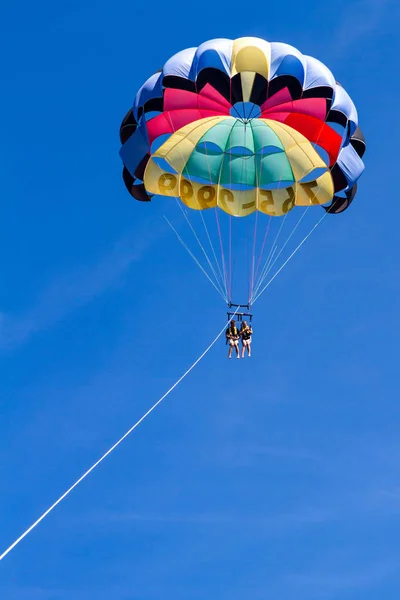 Parasailing-Abenteuer mit blauem Himmel — Stockfoto