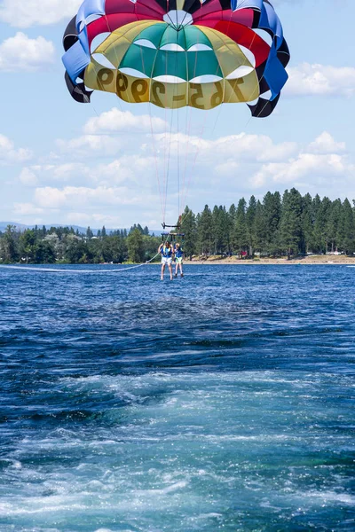 Parasailing przygoda nad jeziorem — Zdjęcie stockowe