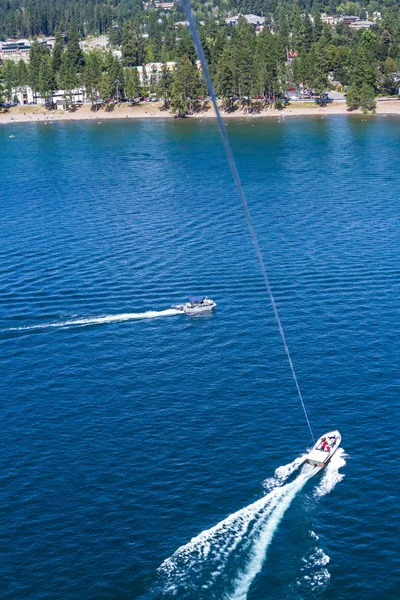 호수에 파라 세일링 모험 — 스톡 사진