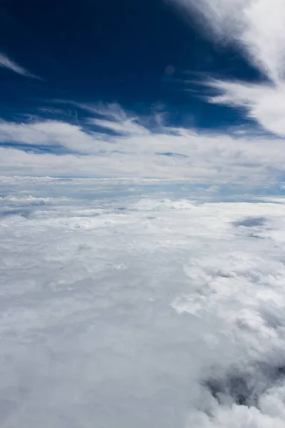 Wolkendecke aus dem Flugzeug — Stockfoto