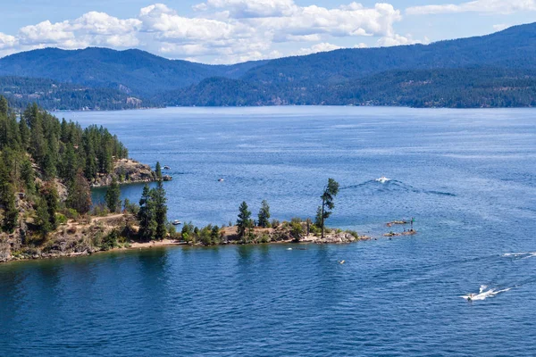 Вид з повітря на пагорб ванн і озеро — стокове фото