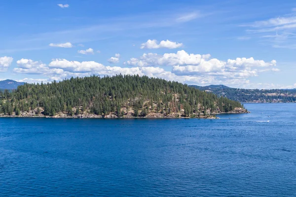 Vista aérea de la colina de las bañeras y el lago — Foto de Stock