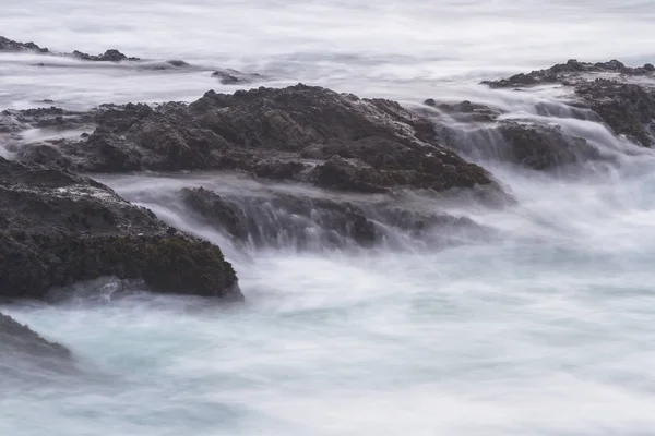 Onde setose che si infrangono sulle rocce — Foto Stock