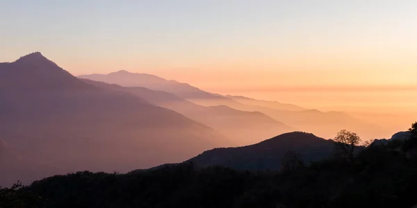 Pôr-do-sol fumegante nas montanhas — Fotografia de Stock