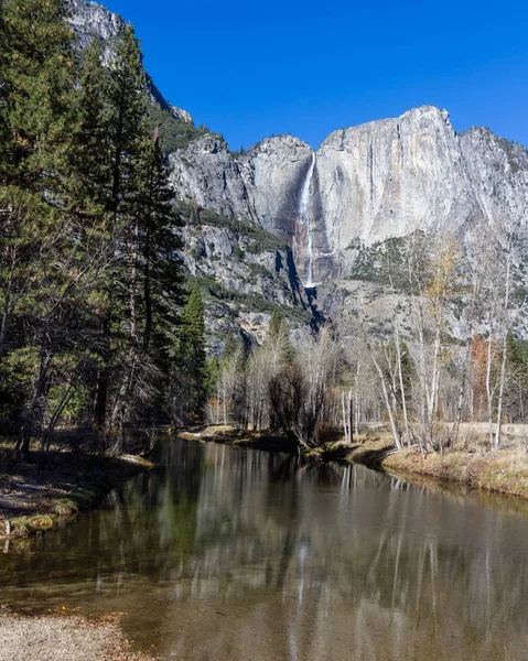 Upper Yosemite Falls de la rivière — Photo