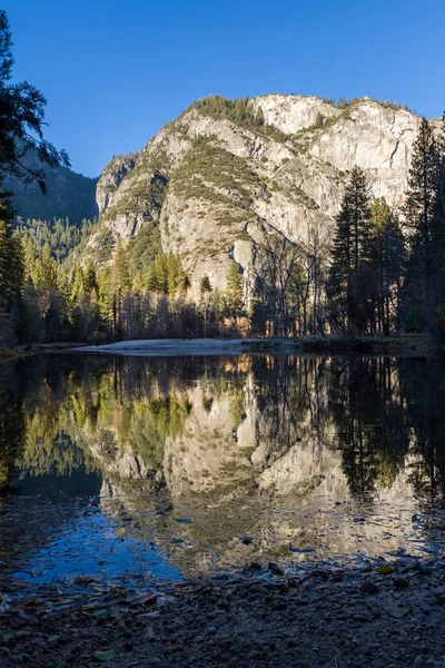 Reflectie op de rivier — Stockfoto