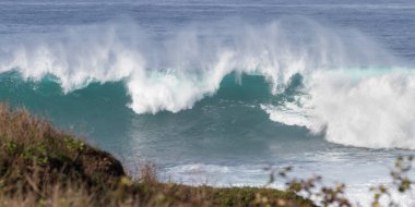 büyük bir gürültüyle çarpmak dalga 