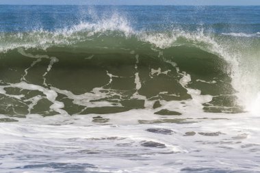 Dalgalar sahile çarpıyor.