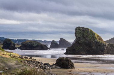 Oregon kıyılarında dramatik kıyı şeridi klasiği 