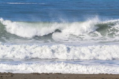 Dalgalar sahile çarpıyor.
