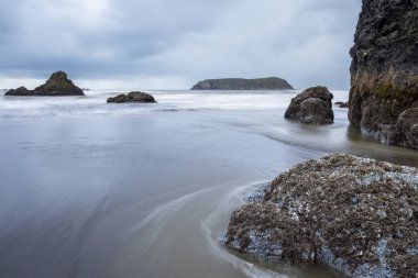 Bulutlu bir günde Oregon kıyılarında 