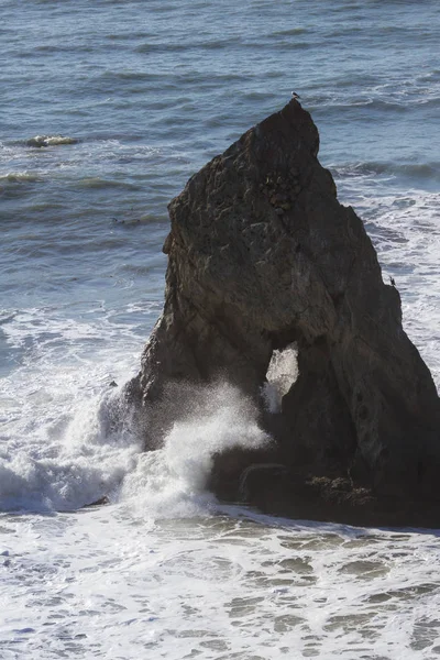 Rock bir delik ile — Stok fotoğraf