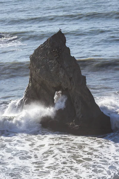 Felsen mit einem Loch — Stockfoto