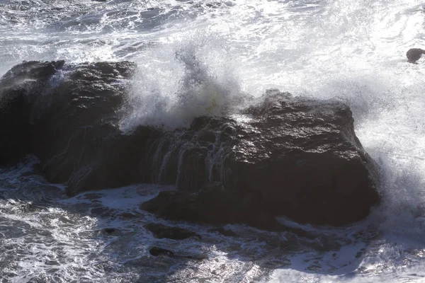 Hullámok zuhannak a sziklákra. — Stock Fotó