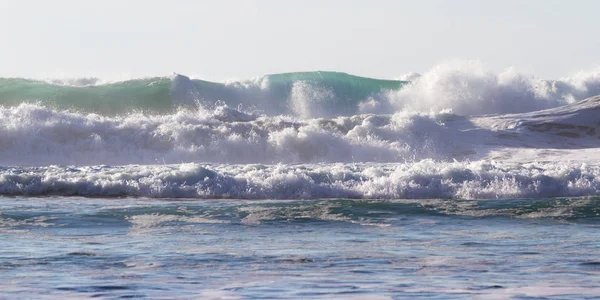 Rompiendo olas en filas — Foto de Stock