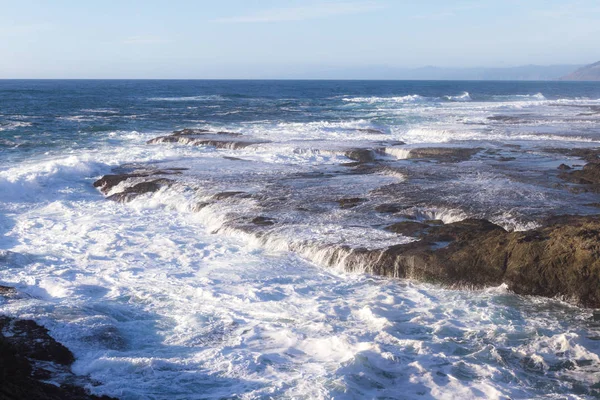 Skalnaté pobřeží pobřeží Kalifornie — Stock fotografie
