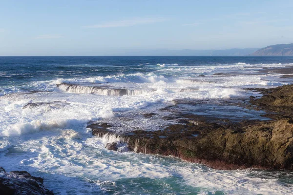 Rocky shoreline in the coast of California — Stock Photo, Image