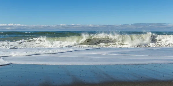 波が海岸に衝突し — ストック写真